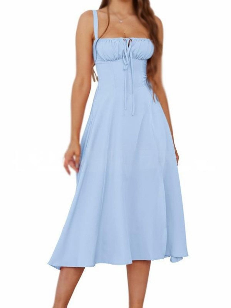 Ühevärviline paeltega kleit