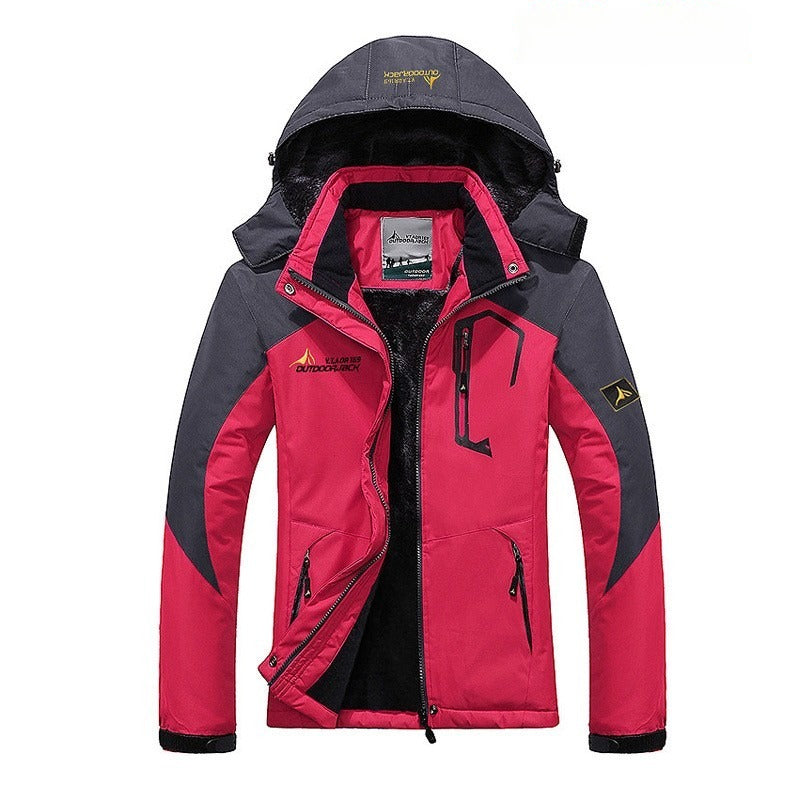 Õues paar laeb riideid 