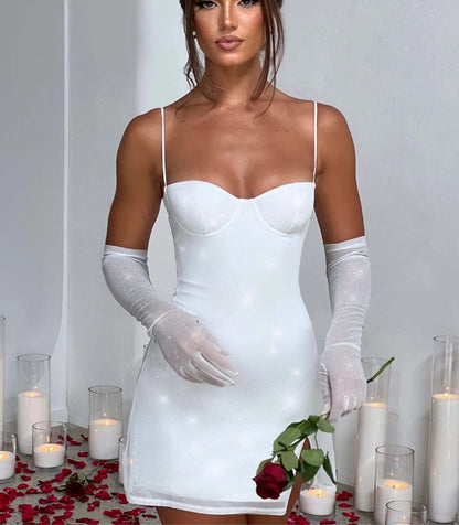 Lühike kleit lõhiku ja õlapaeltega