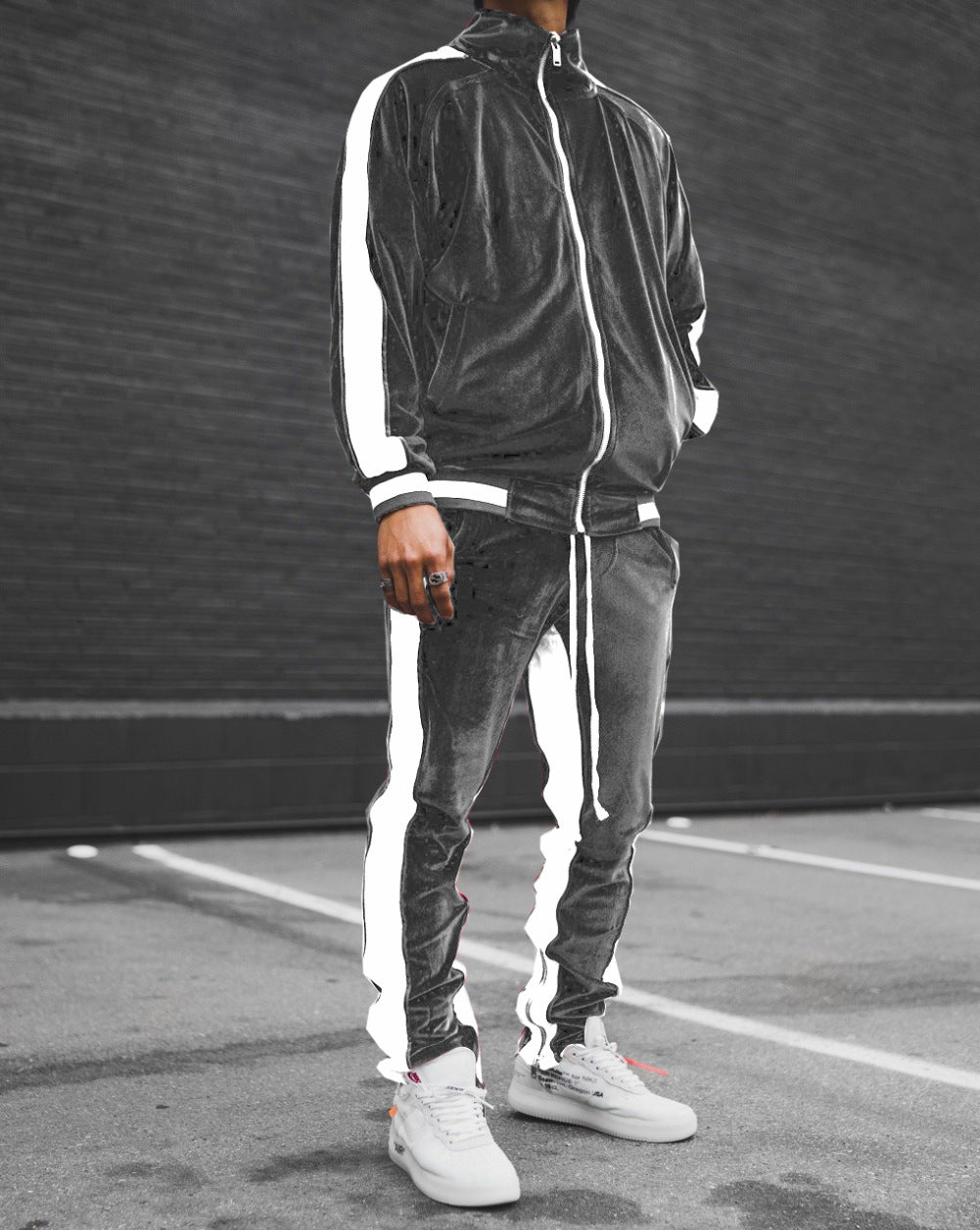 Kontrastne kuldne sametist meeste ülikond 