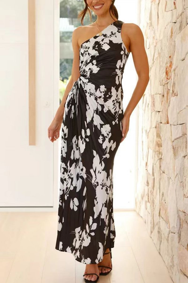 Ühe õlaga kaldus kaelusega volditud väljalõikega kleit 