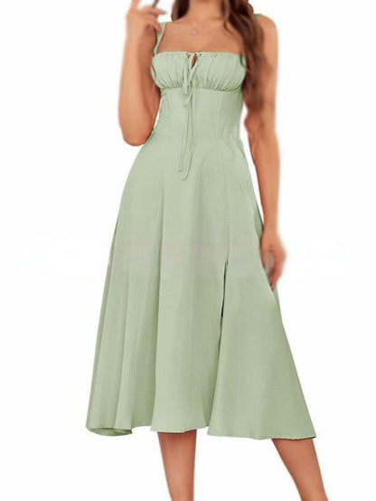 Ühevärviline paeltega kleit 