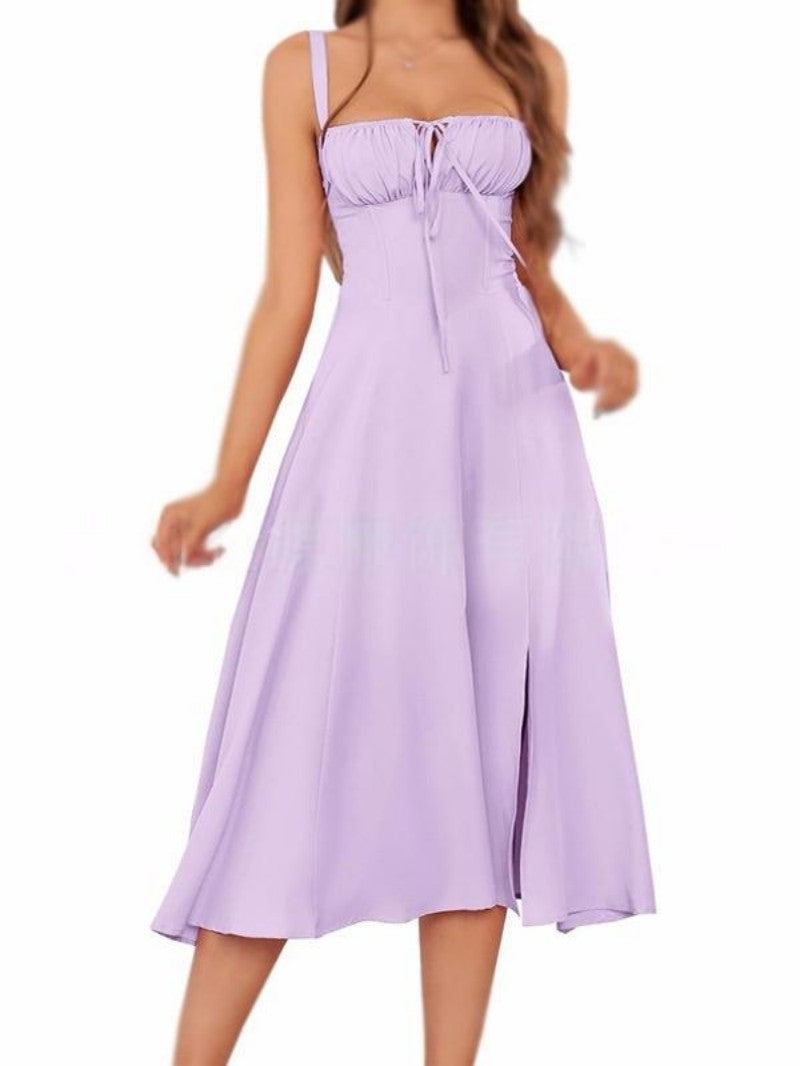 Ühevärviline paeltega kleit 