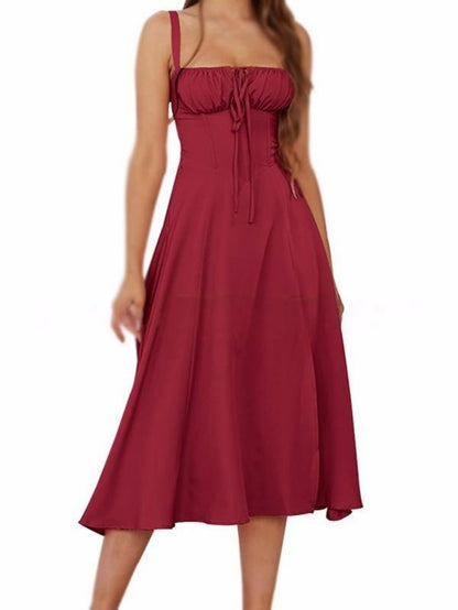 Ühevärviline paeltega kleit 