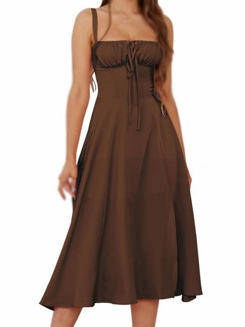 Ühevärviline paeltega kleit 