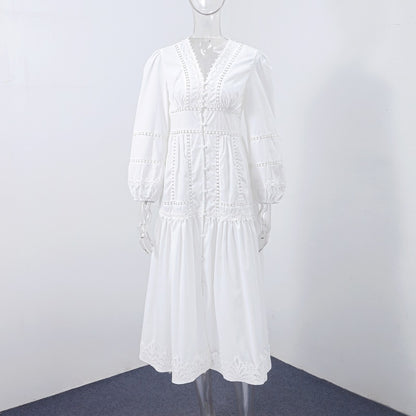 Pitsist väljalõikega vöökohaga kleit 