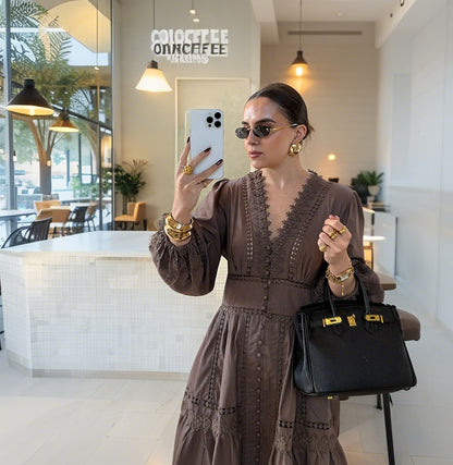 Pitsist väljalõikega vöökohaga kleit 